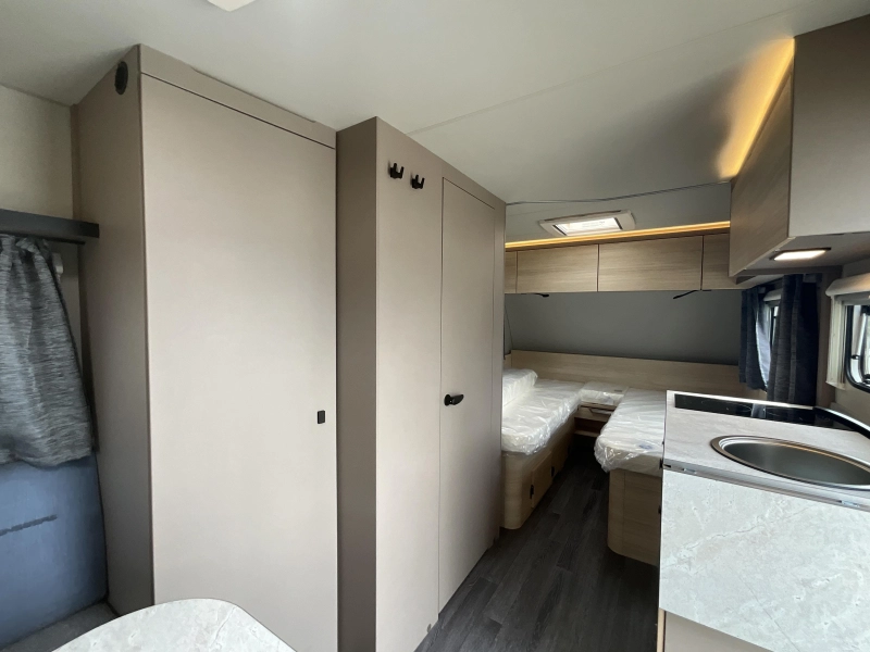 Weinsberg CaraLife 470 EU AIRCO-ENKELE BEDDEN  foto: 8
