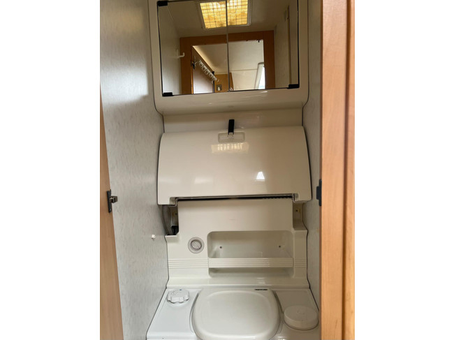 Hobby De Luxe 400 SF | Luifel | Fietsenrek | Mover Half Automaat | Vastbed | Dinette (Treinzit) | Tempo 100 | Schokbrekers foto: 8