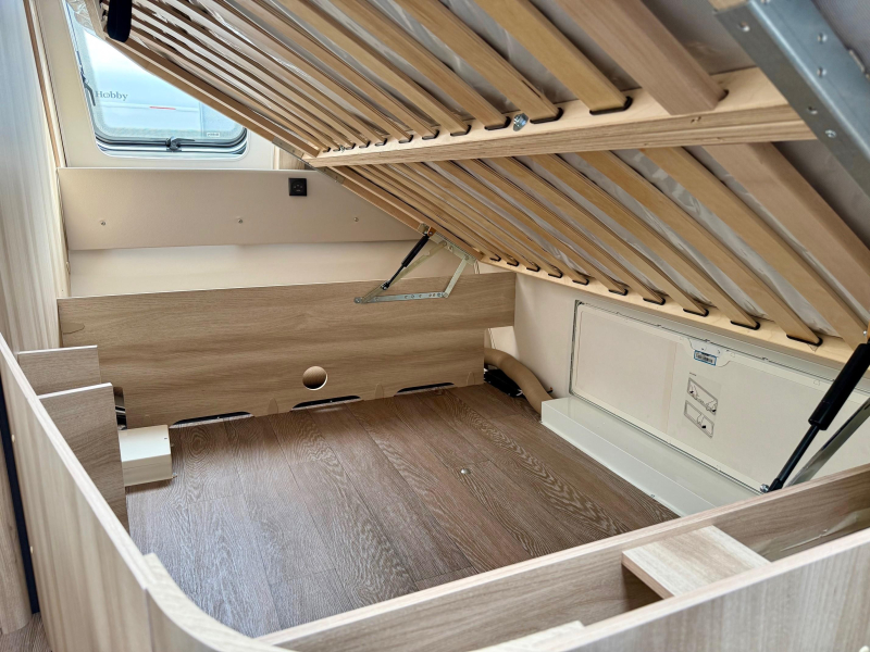 Hobby De Luxe 460 UFE Frans bed & rondzit!  foto: 11
