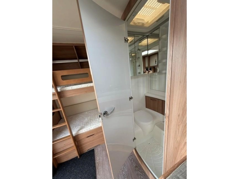 Hobby De Luxe 490 KMF stapelbed zeer compleet  foto: 18