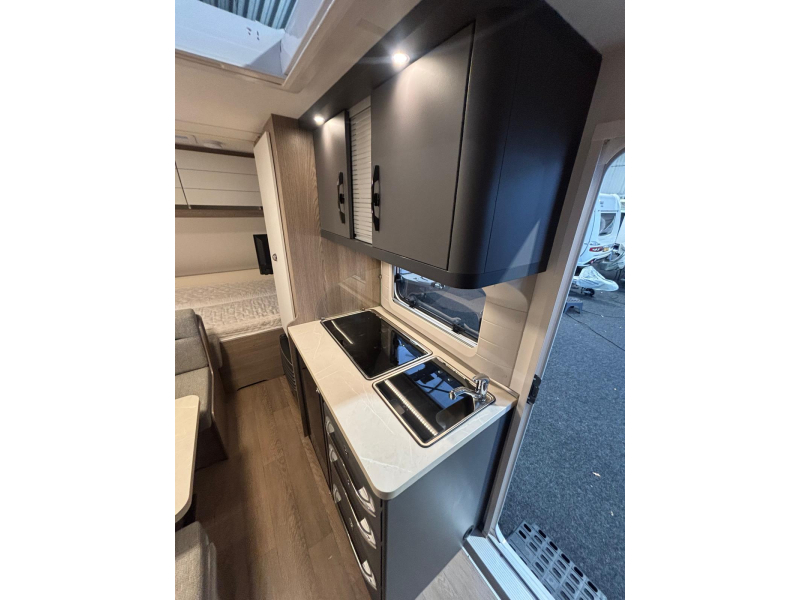Hobby On Tour 470 KMF met voortent en stapelbed  foto: 13