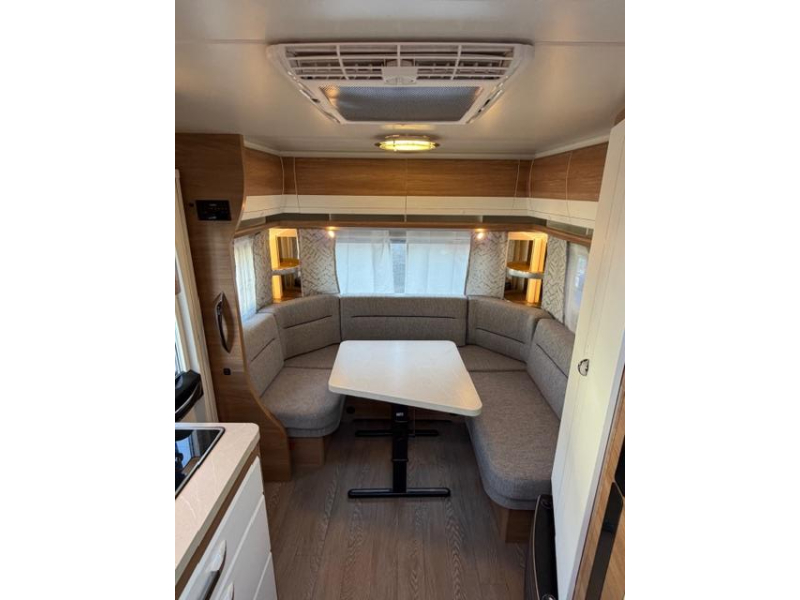 Hobby De Luxe 495 UL Incl Mover Airco Voortent  foto: 18