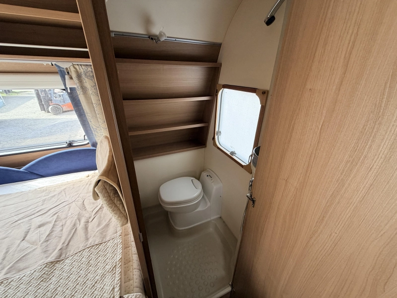 Bürstner Averso Fifty 460 TS Airco! Mooie tent fr bed  foto: 8