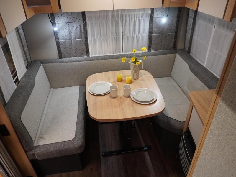 Knaus Sport 460 EU ENKELE BEDDEN / RUIME ZIT  foto: 5