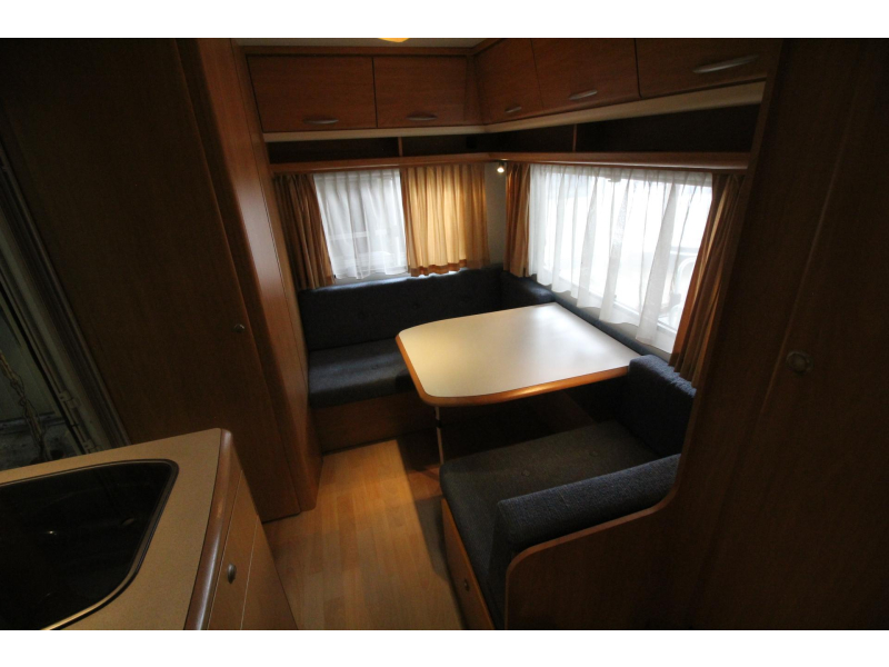 Chateau Caratt 390 TZF Voortent, Fietsenrek V+A  foto: 10