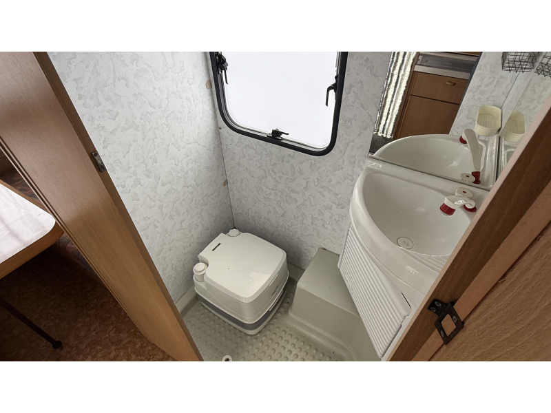 Adria Optima 425 TK vast bed zit toiletruimte  foto: 6