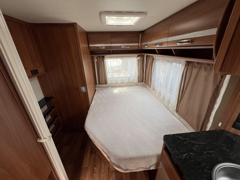 Dethleffs Nomad 450 DB Mover, Voortent, Hordeur  foto: 4