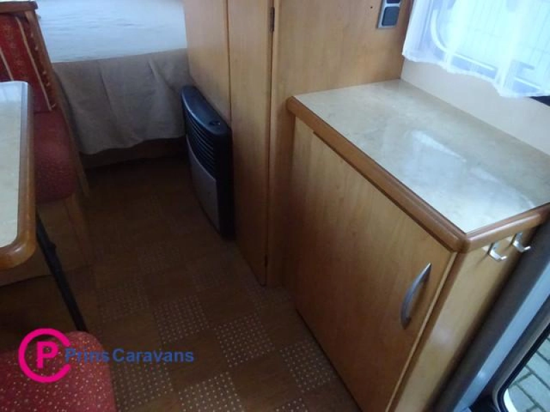 Caravelair Venicia 420 Met Dwars Bed en Treinzit  foto: 14