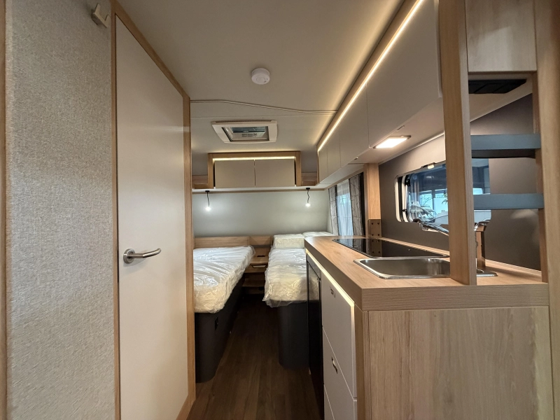 Knaus Sport 460 EU enkele bedden / dinette  foto: 10