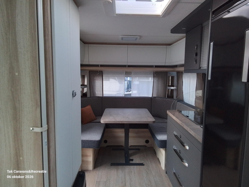 Hobby De Luxe 460 UFE Model 2027 frans bed  foto: 3