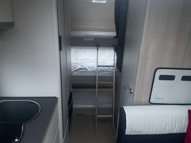 Bürstner Premio Black Forest 495 TK 3 Stapelbed uitvoering  foto: 13
