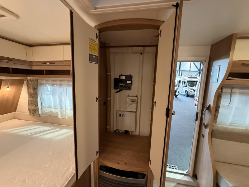 Hobby De Luxe 460 UFE Mover / Cassetteluifel  foto: 18