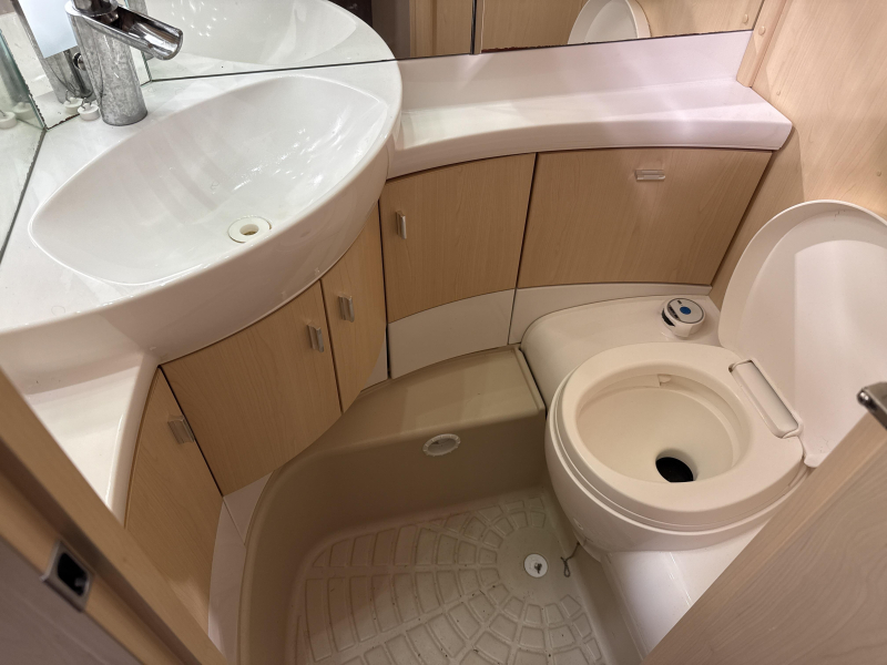 Hobby La Vita Bionda 495 UL 2 BEDDEN MOVER LUIFEL TOP  foto: 15