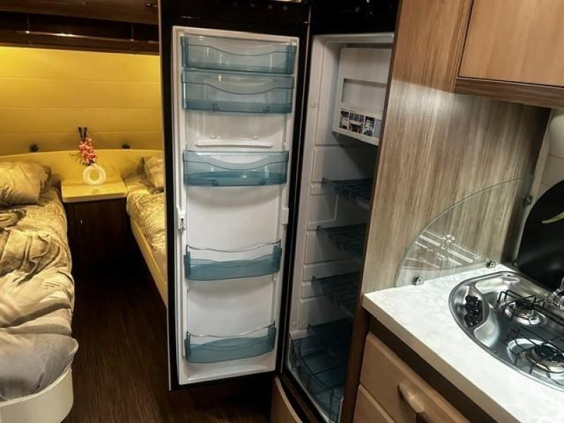 Hobby De Luxe 495 UL mover, voortent  foto: 9