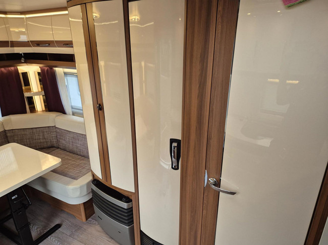 Hobby 540 UFF Nw staat. Queens bed, mover + Thule luifel foto: 13