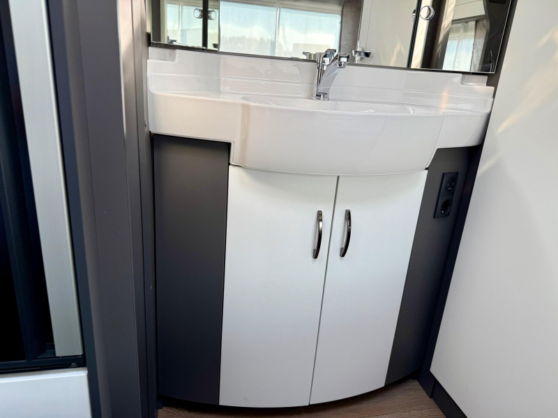 Hobby Excellent Edition 460 UFE Frans bed & rondzit!  foto: 10