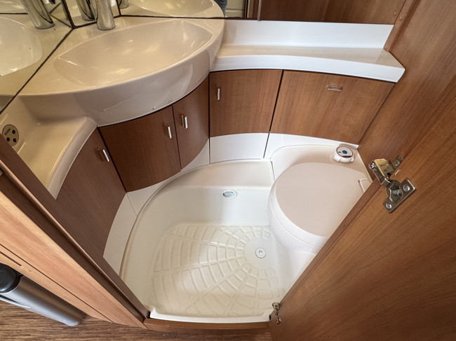 Hobby Excellent 495 UL met ENKELE BEDDEN en grote rondzit **Mover/Reservewiel/XXL Koelkast/Fietsendrager voor & achter/Zeer nette staa foto: 14
