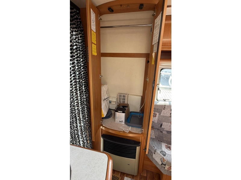 Hobby Excellent 410 SFE frans bed treinzit toilet 