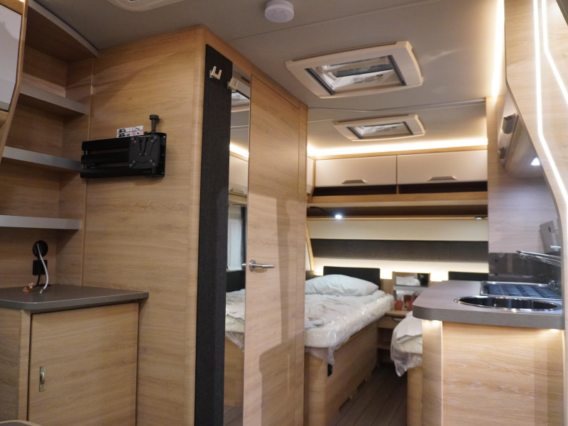 Knaus Sudwind Black Selection 460 EU ENKELE BEDDEN  foto: 15