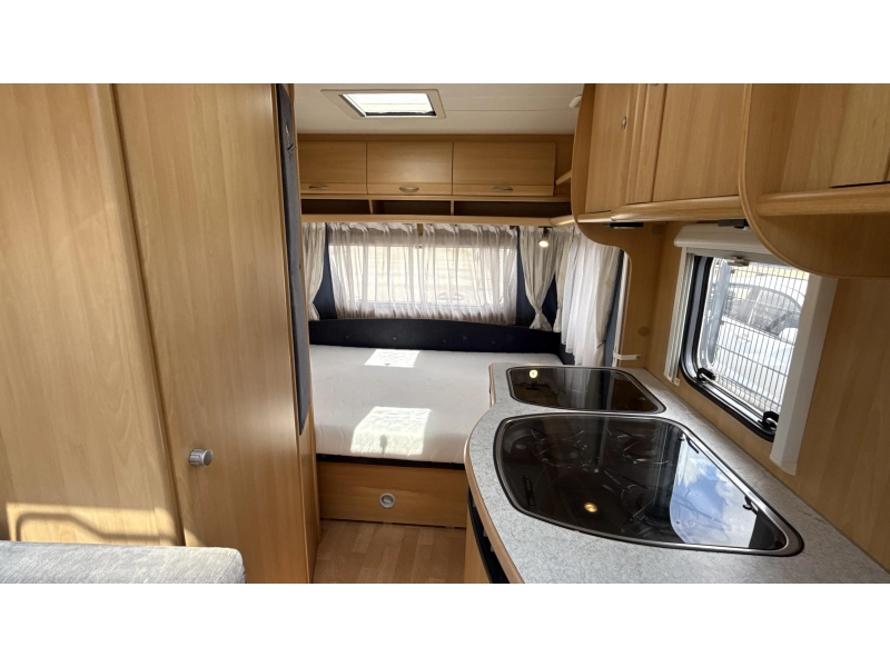 Dethleffs Camper 440 DB treinzit vast bed toilet  foto: 2