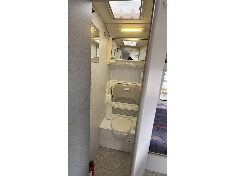 Beyerland Sprinter 430 TM treinzit vast bed toilet  foto: 3
