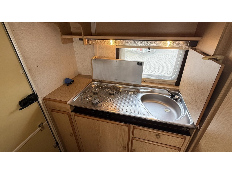 Knaus Sudwind 350 H kopkeuken toilet rondzit  foto: 3