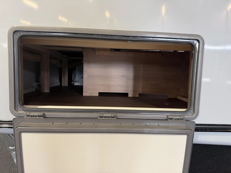 Knaus Sudwind Black Selection 450 FU dakairco / fransbed  foto: 9