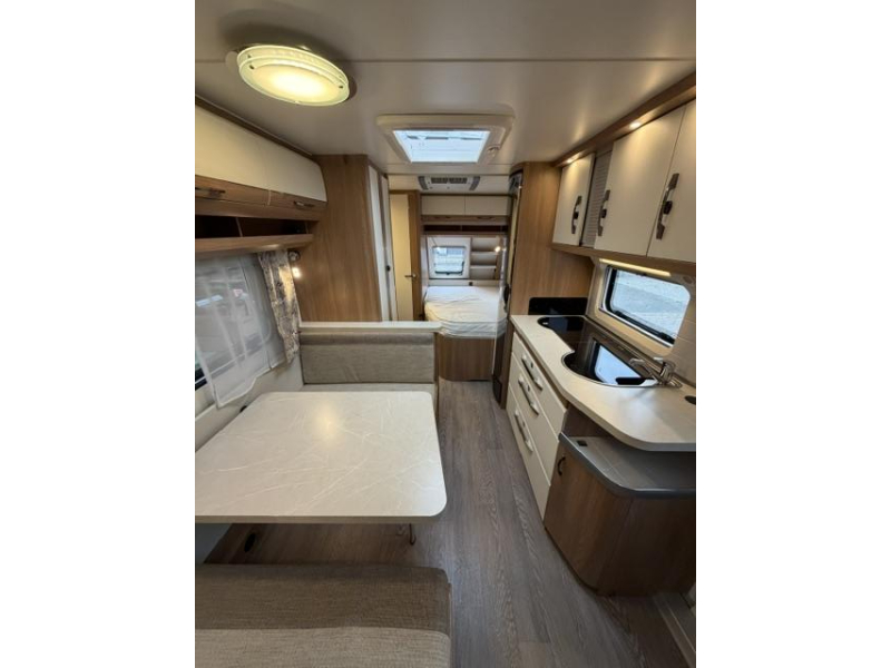 Hobby De Luxe 540 KMFE 3 stapelbed Mover Airco  foto: 14