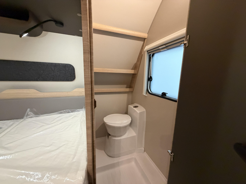 Weinsberg CaraOne Edition HOT 450 FU fransbed / rondzit  foto: 18