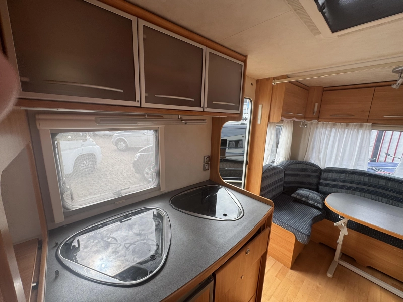 Adria Adora 472 LU Rondzit vast bed voortent  foto: 12