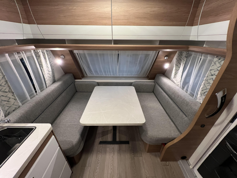 Hobby De Luxe 495 WFB 