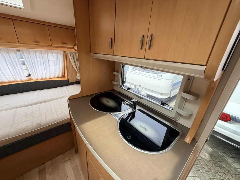 Hobby De Luxe 400 SF Voortent, Zitje Dwarsbed  foto: 6