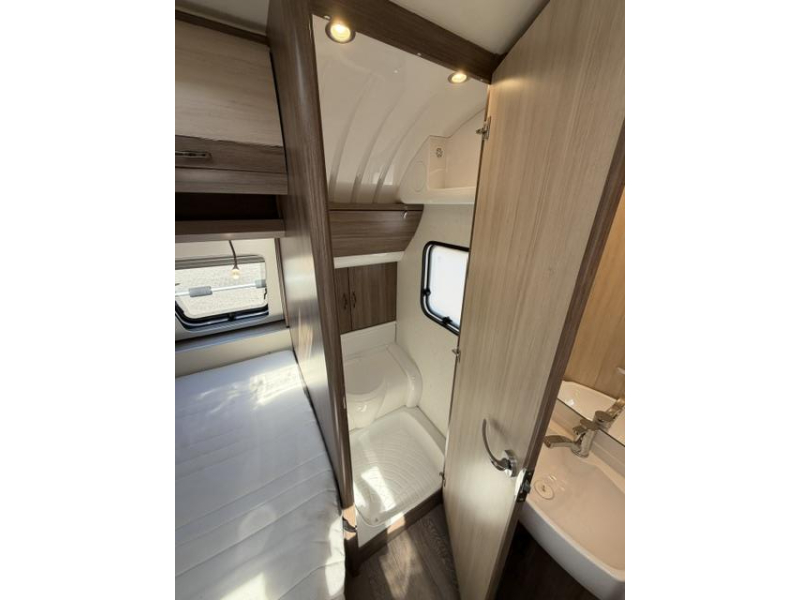Hobby De Luxe 400 SFE Incl. Luifel en Voortent  foto: 16
