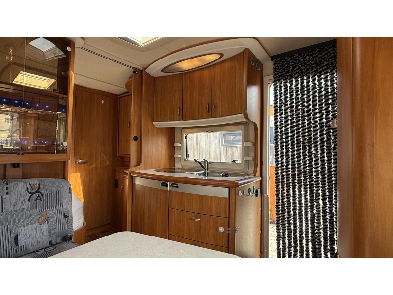 Hobby Excellent 410 SFE frans bed treinzit toilet  foto: 6