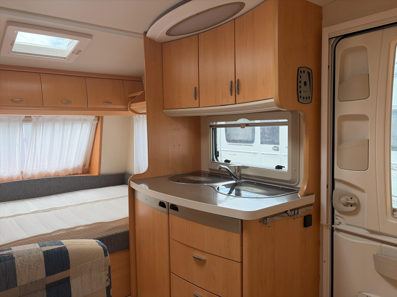Hobby De Luxe 400 SF Mover/Voortent/Fietsdr.  foto: 7