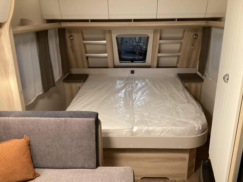 Hobby De Luxe 460 SFF Vrijstaand bed/ Douche 