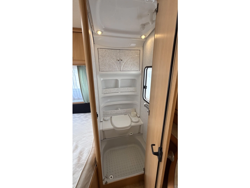 Hobby De luxe Easy 460 UFE frans bed rondzit toilet  foto: 12