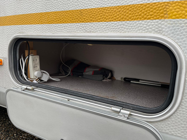 Knaus Sport 2404 | Voortent | Halfautomaat mover | Vastbed | Dinette (rondzit) | Kachel | Casette toilet | Imperiaal/ladder foto: 20