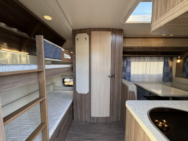 Hobby De Luxe 490 KMF met STAPELBED **6 Slaapplaatsen/Mover/1e eigenaar//Lichtmetalen velgen black/2x zonnepaneel/Autark/Nette caravan foto: 12