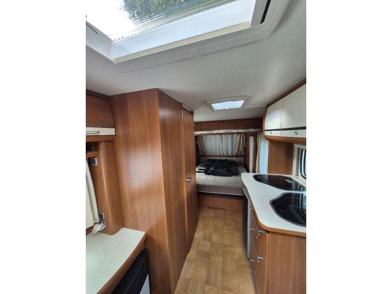 Caravelair Venicia 470 queensbed / rondzit 