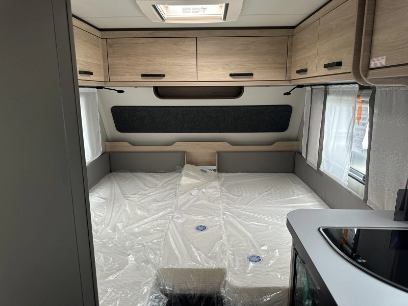 Weinsberg CaraOne Edition HOT 450 FU fransbed / rondzit  foto: 5