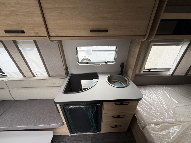 Weinsberg CaraOne Edition HOT 450 FU fransbed / rondzit  foto: 6