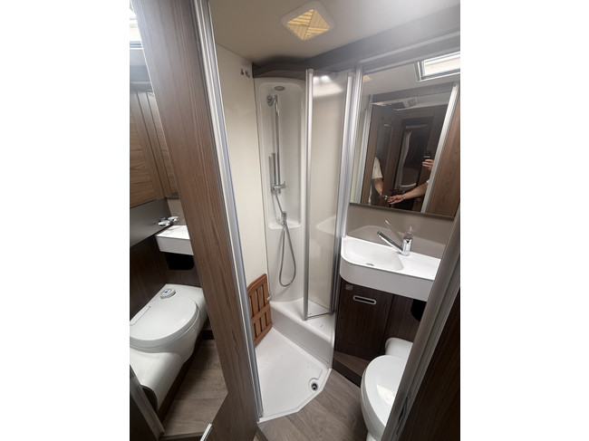 Eriba T 820 (TOURING 820) full options EP level systeem lengte bedden XT mover Truma zonnepanelen 2x dakairco Dometic elktr schotel foto: 14