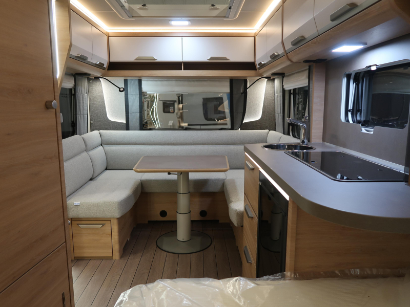 Knaus Sudwind Black Selection 450 FU FRANS BED / RONDZIT 