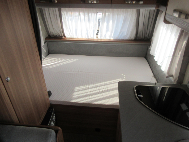 Weinsberg CaraOne Edition HOT 390 MET VOORTENT  foto: 8