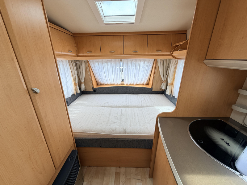 Hobby De Luxe 400 SF Voortent, Zitje Dwarsbed  foto: 5