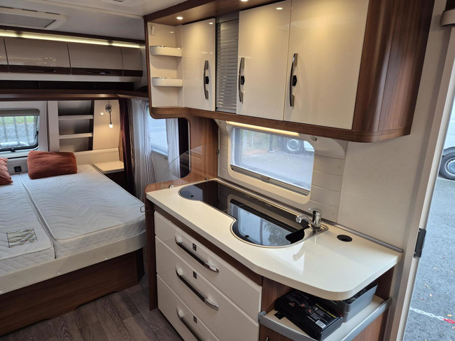 Hobby 540 UFF Nw staat. Queens bed, mover + Thule luifel foto: 10