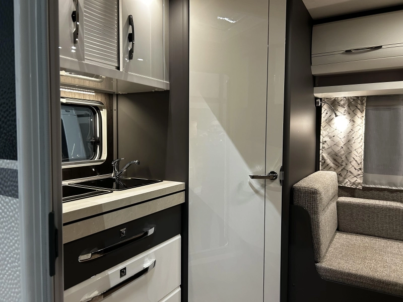 Hobby Excellent 460 SL Met mover en luifel  foto: 4