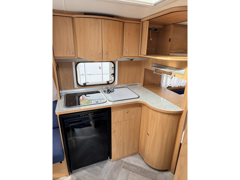 Bürstner Ventana 460 TS - Mover - Voortent  foto: 6