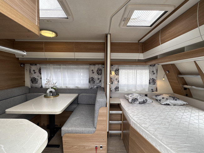 Hobby De Luxe 545 KMF met STAPELBED EN GARAGE **6 Slaapplaatsen/Truma Mover/1e eigenaar/Truma/Lichtmetalen velgen/Zeer nette caravan**